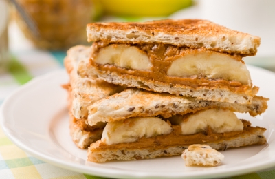 Panqueca de banana com pasta de amendoim 